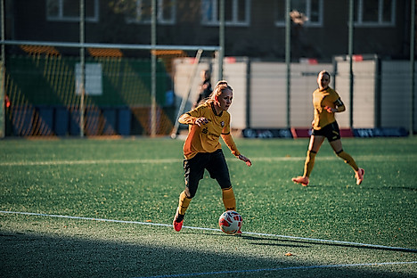 Eine Spielerin der SGD-Frauenmannschaft im Heimspiel auf dem Kunstrasen des Rudolf-Harbig-Stadions.