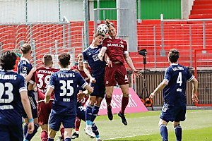 Auf dem Platz wird sich von Beginn an nichts geschenkt. | Foto: Steffen Kuttner