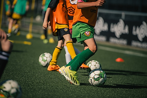 Kinder beim Fußballspielen