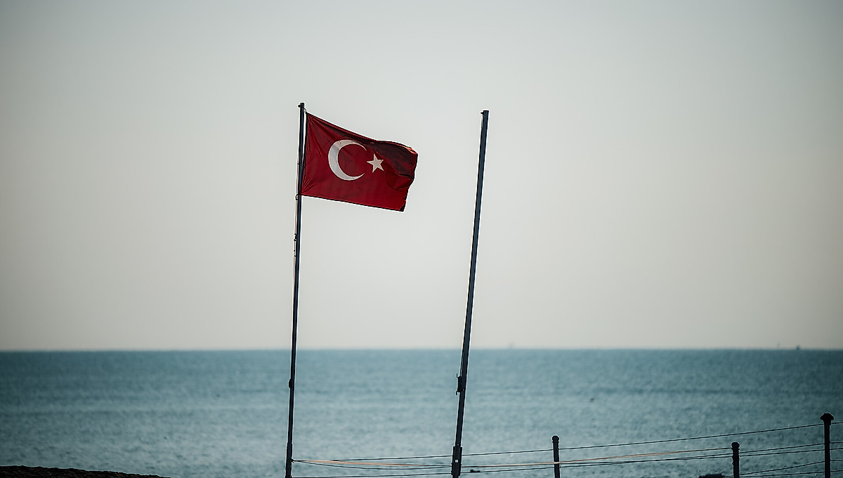 Eine Flagge der Türkei weht am Strand in Lara.
