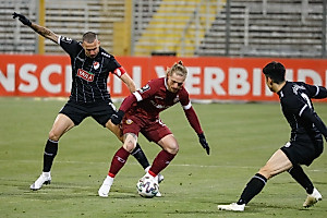 Stefaniak behauptet den Ball gegen zwei Gegenspieler. | Foto: Steffen Kuttner