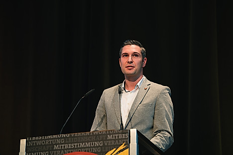 Stephan Zimmermann am Pult bei der Mitgliederversammlung.