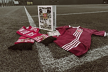 Der Schal, die Postkarte und das Trikot der weißen Retro-Box auf dem Rasen an der Markierung der Eckfahne.