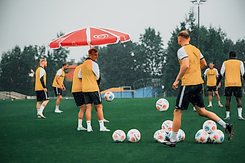 Während des Trainings setzten starke Regenfälle ein und machten die Spieler nass.
