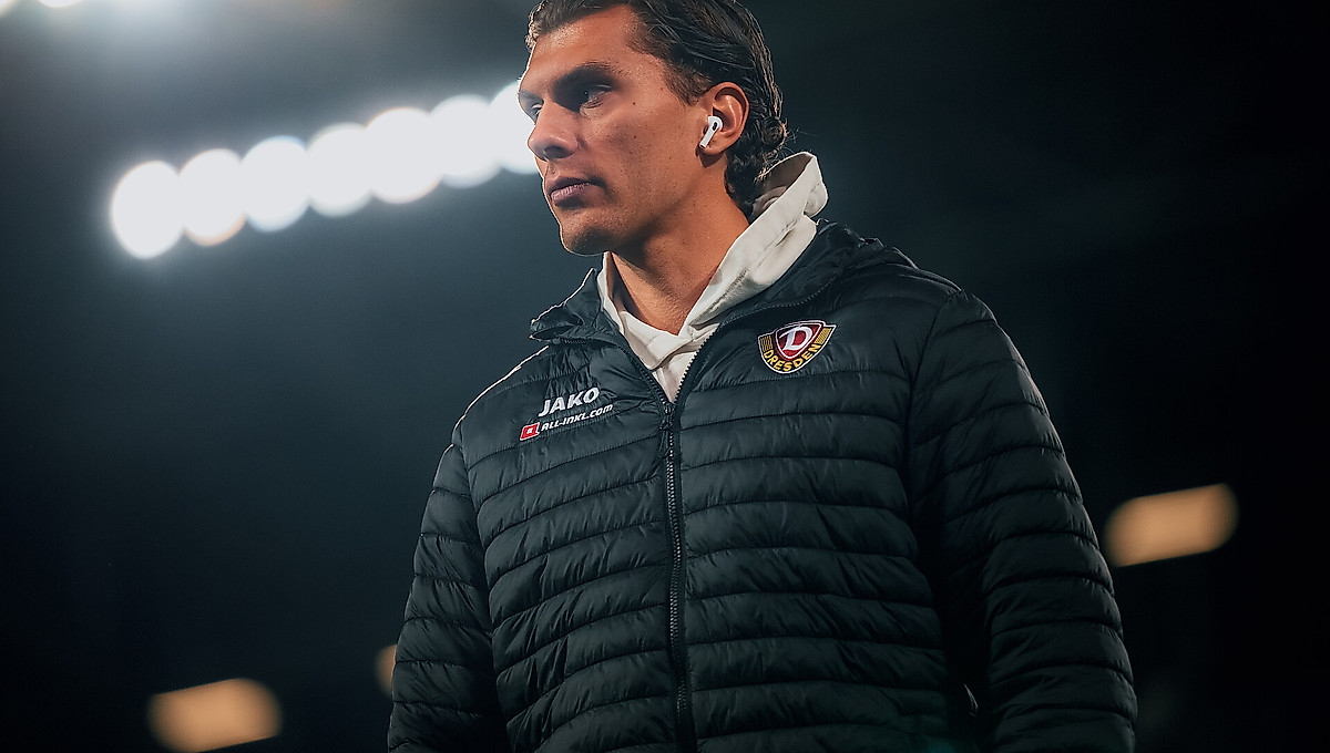 Julian Pauli in schwarzer-Dynamo-Jacke im Rudolf-Harbig-Stadion.