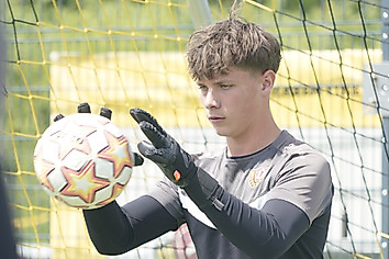 Ein Torwart aus dem Nachwuchs fängt einen Ball mit seinen Handschuhen von der Forma Catch & Keep.