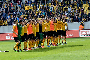 Die Fans feiern ihre Meister...
