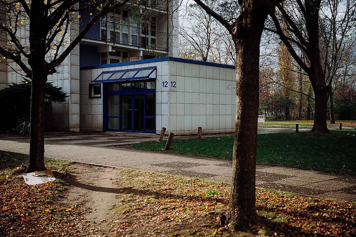 Der Eingang zum Hochhaus Grunaer Straße 12 in Dresden