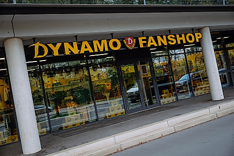 Der Dynamo Fanshop am Rudolf-Harbig-Stadion von vorne.