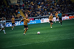 Nils Fröling im LOVE DYNAMO - HATE RACISM-Sondertrikot gegen Paderborn.