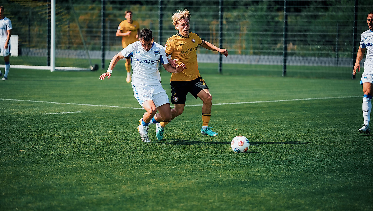 Zwei Spieler führen einen Zweikampf um den Ball.