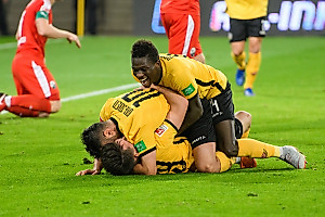 Baris Atik, Aias Aosman und Moussa Koné jubeln nach dem Tor zum 2:1