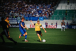 Niklas Hauptmann schießt auf das Tor.