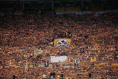 Der K-Block im Rudolf-Harbig-Stadion mit einer Schalparade