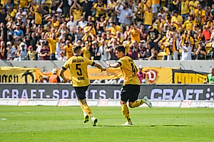 Jannis Nikolaou bejubelt zusammen mit Dzenis Burnic seinen Doppelpack zum zwischenzeitlichen 2:3.