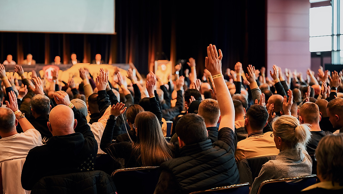 Eine Menschenmenge bei einer Abstimmung per Handzeichen.
