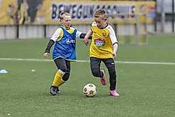 Zwei Kinder spielen Fußball