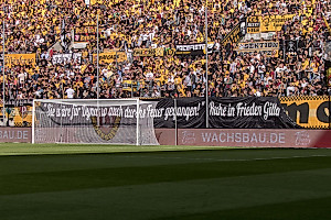 Die Dynamo-Fans verabschiedeten sich zum Heimspiel gegen Ingolstadt mit einem Spruchband von Gitta Müller. (Foto: Steffen Kuttner)