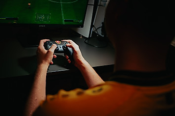 Ein Mann spielt EAFC an einer Playstation