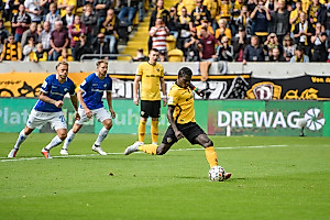 Moussa Koné erzielt per Elfmeter das 1:0