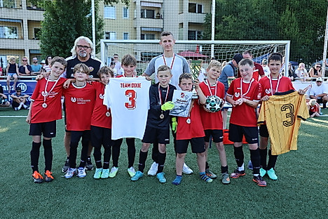 Mannschaftsfoto einer Kindermannschaft mit zwei erwachsenen Personen. 
