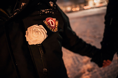 Eine weiße Rose an einer Dynamo-Jacke