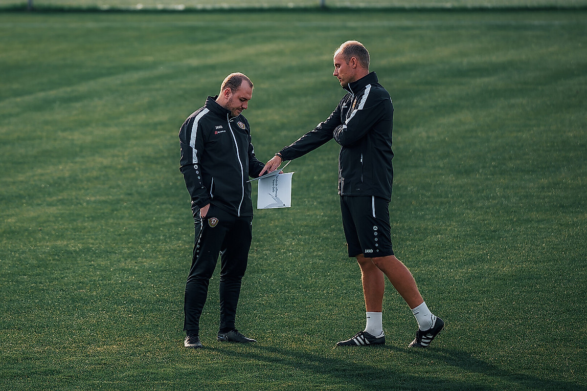 Zwei Trainer der SGD auf dem Trainingsplatz.