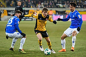 Niklas Hauptmann im Duell gegen zwei Darmstädter.