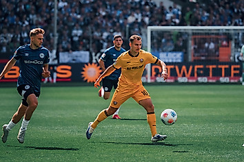Jakob Lemmer am Ball im Spiel beim DSC Arminia Bielefeld.