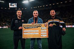 Stephan Zimmermann, Ralf Minge und Felix Lorenz halten einen Scheck in den Händen.