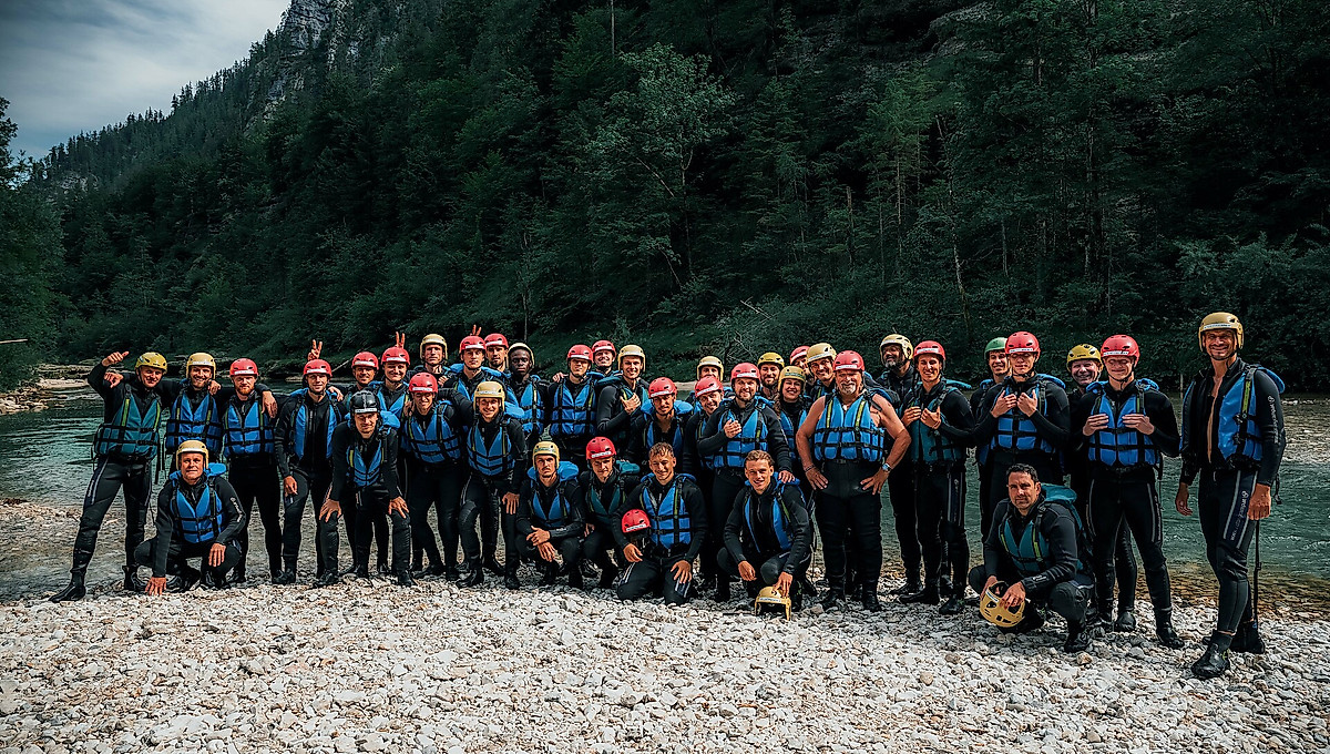 Die Mannschaft, der Staff und das Trainerteam als sie nach der Raftingtour im Ziel angekommen sind.