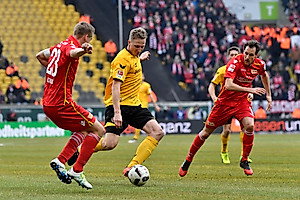 Hartmann setzt sich gegen zwei Gegenspieler durch.