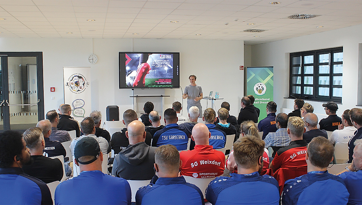 Dr. Anselm Küchle leitet eine Weiterbildung und spricht zu Trainerinnen und Trainern.