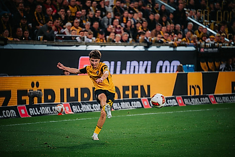 Dynamo Dresdens Patrice Covic flanke den Ball.
