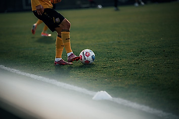 Ein Fußballer mit einem Ball am Fuß ist bis zur Hüfte zu sehen.