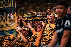 Fans im Rudolf-Harbig-Stadion