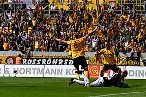 Marco Hartmann bejubelt sein frühes 1:0 mit Paco Testroet.