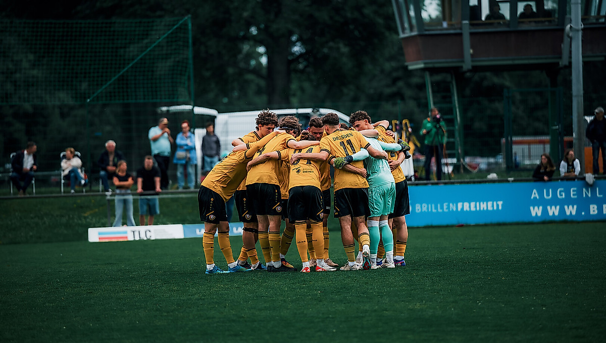 Die U21-Spieler im Kreis vor einem Spiel.