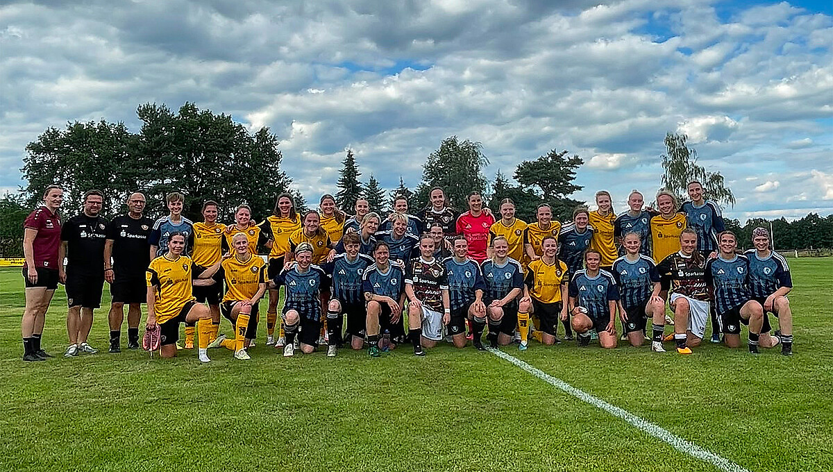 Alle Frauen posierten nach dem Spiel zu einem gemeinsamen Mannschaftsfoto.