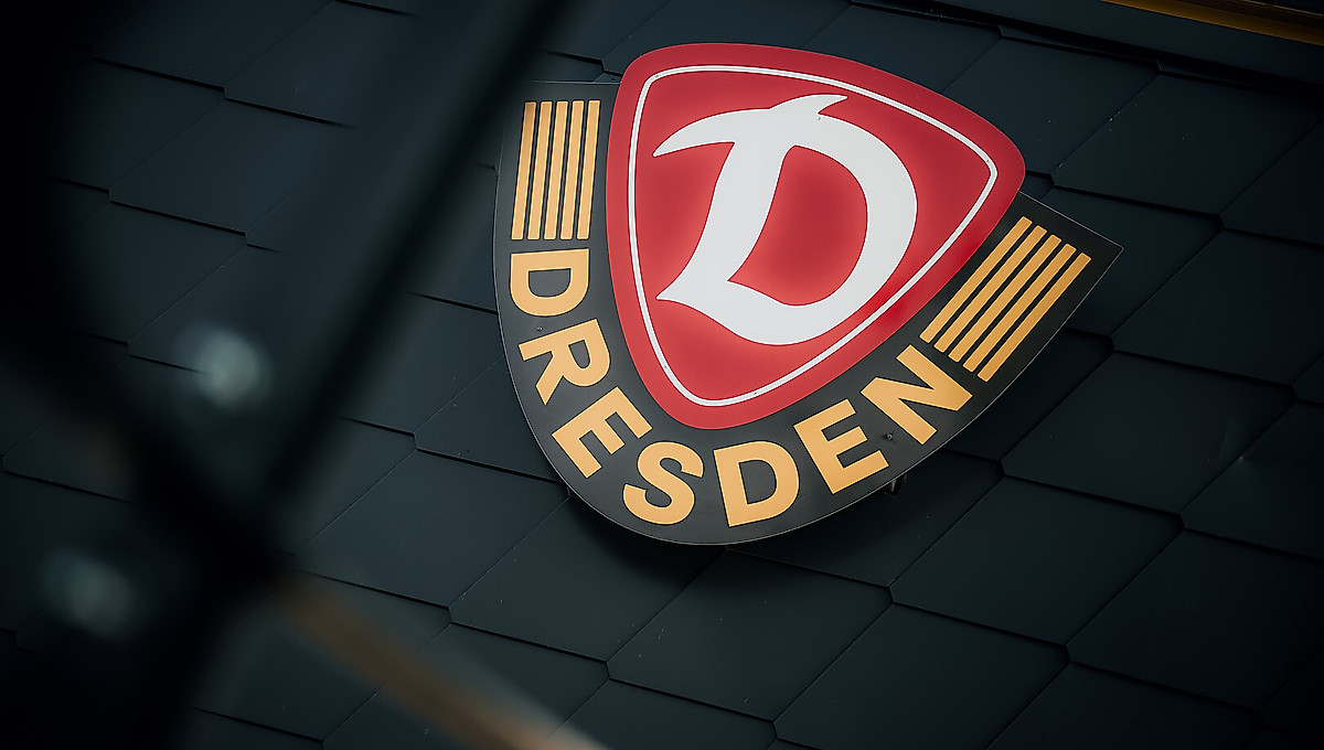 Das Wappen der SGD an der Hauswand der AOK PLUS Walter-Fritzsch-Akademie.