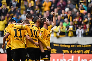 Lumpi und seine Teamkameraden bejubeln das 2:0.