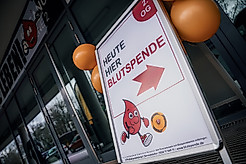 Aufsteller der auf Blutspendeaktion verweist