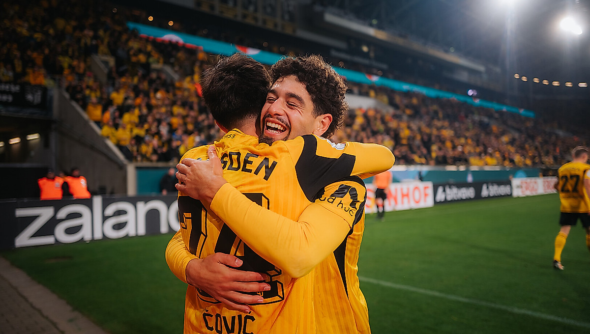 Ben Bobzien umarmt Patrice Covic im Torjubel für Dynamo Dresden.