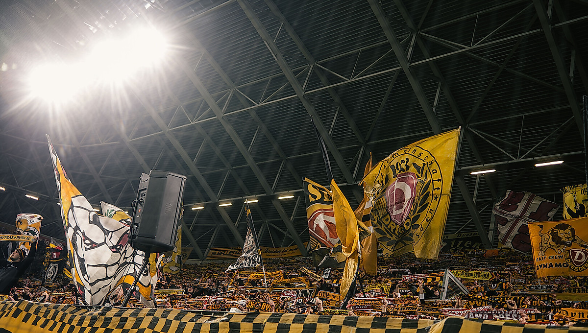 Fahnen und Schals im K-Block des Rudolf-Harbig-Stadions