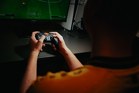 Ein Mann spielt EAFC an einer Playstation