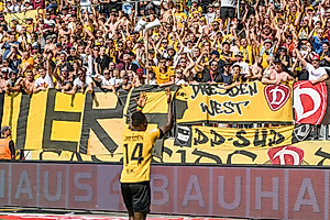 Moussa Koné bejubelt mit den Dynamo-Fans seinen Treffer zum 3:3.