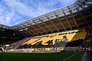 Der K-Block holte vor dem Spiel die Blockfahne raus.