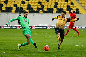 Dynamo presst in den ersten Minuten früh und setzt die Hintermannschaft der Pfälzer unter Druck. | Foto: Steffen Kuttner