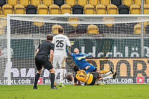 Kurz vor dem Pausenpfiff besorgt Hosiner im Fallen die Führung für die SGD. | Foto: Dennis Hetzschold