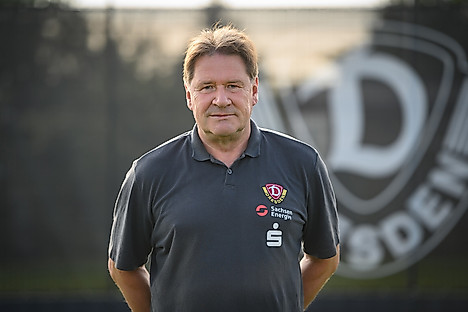 Ein Portrait von Andreas Trautmann vor dem Wappen der SGD.